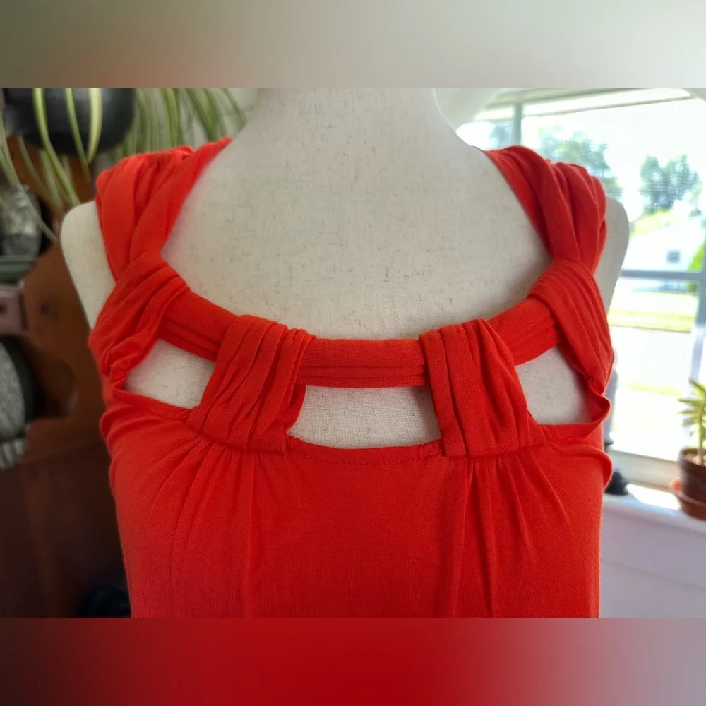 BOSTON PROPER KEYHOLE DETAILED TOP 
SIZE: SMALL - Picture 2 of 7